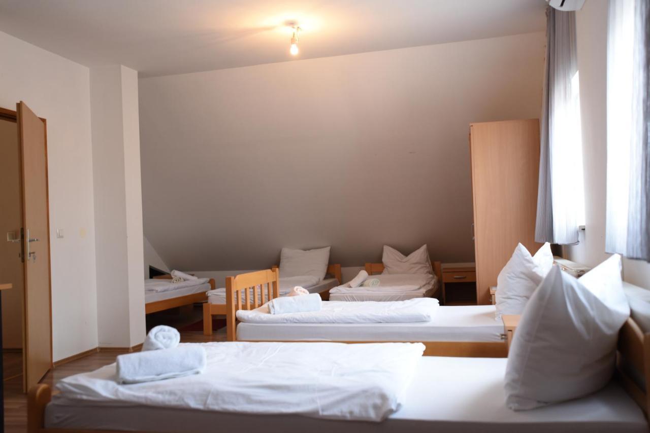 Hotel Prenociste Dzinic Zupanja Exterior foto
