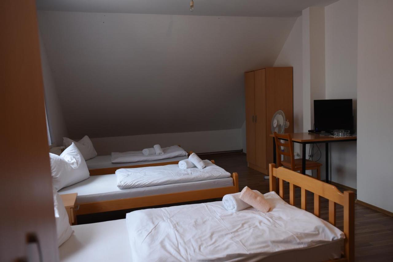 Hotel Prenociste Dzinic Zupanja Exterior foto