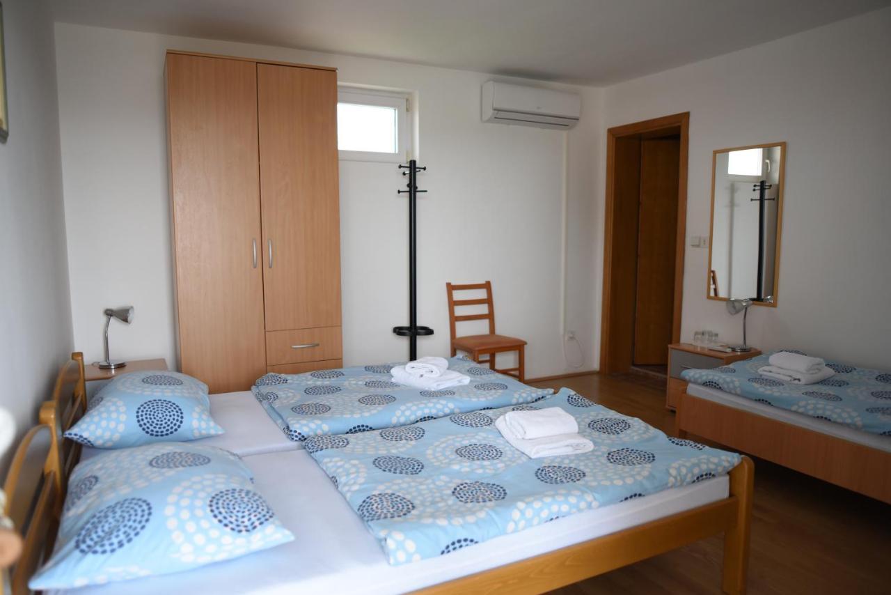 Hotel Prenociste Dzinic Zupanja Exterior foto